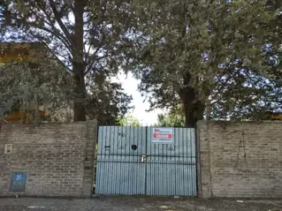 EXCELENTE CASA QUINTA DE TRES AMBIENTES CON GALERIA A REFACCIONAR  PISCINA  GALPON DE HERRAMIENTAS Y AMPLIO PATIO SOBRE CALLE CON ASFALTO A 500 METROS foto 2