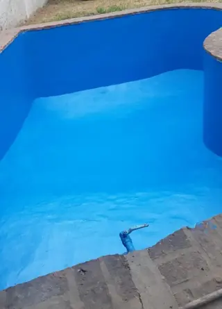 EXCELENTE CASA QUINTA DE TRES AMBIENTES CON GALERIA A REFACCIONAR  PISCINA  GALPON DE HERRAMIENTAS Y AMPLIO PATIO SOBRE CALLE CON ASFALTO A 500 METROS foto 4