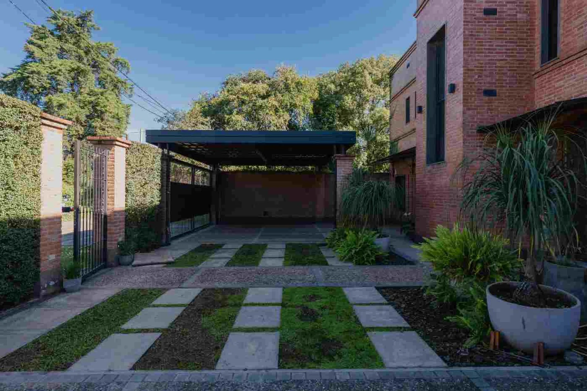 Venta Casa 4 Dormitorios con Pileta Yerba Buena foto 4