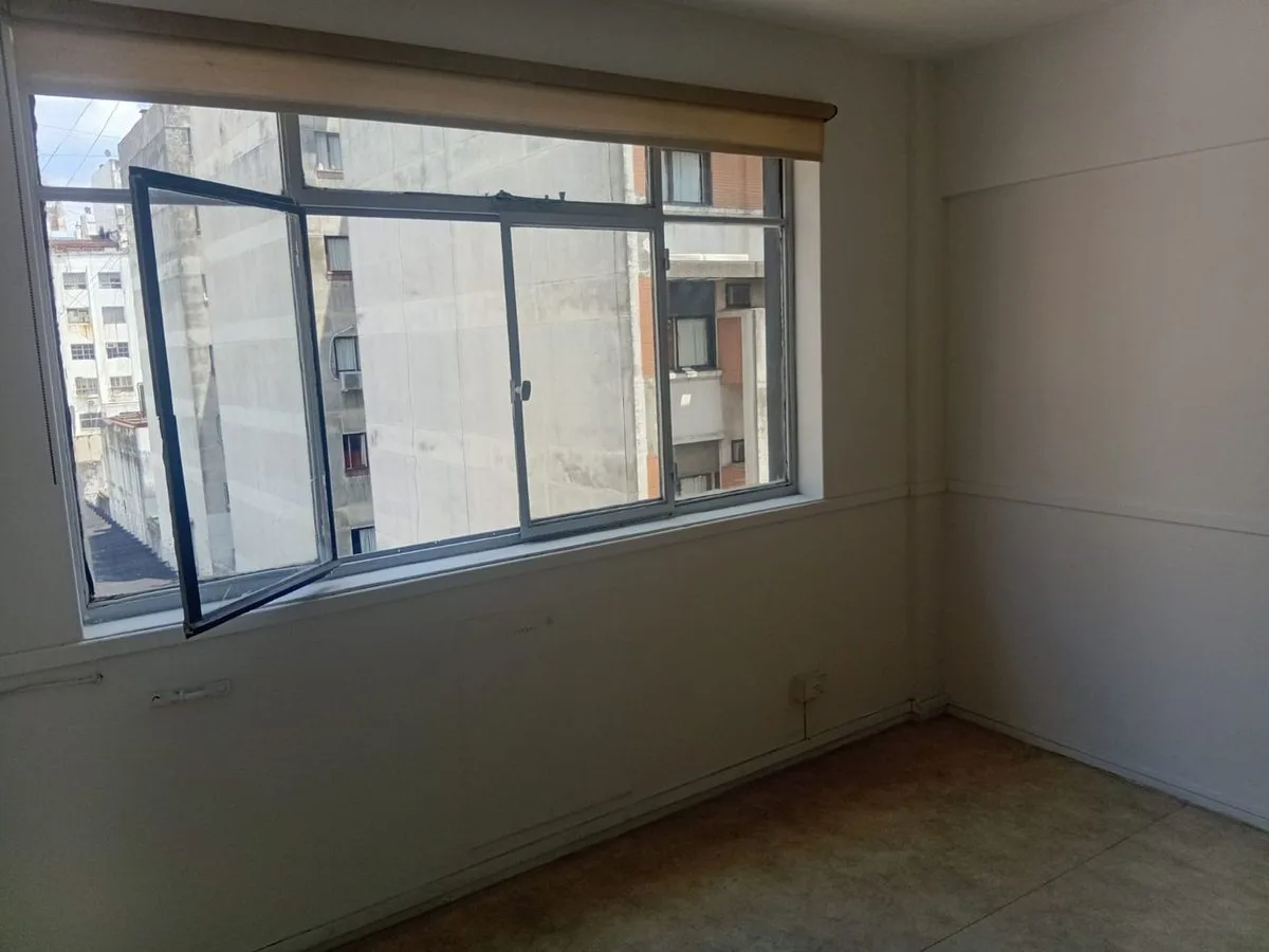 VENTA OFICINA - MICROCENTRO - RENOVADA Y LUMINOSA foto 3