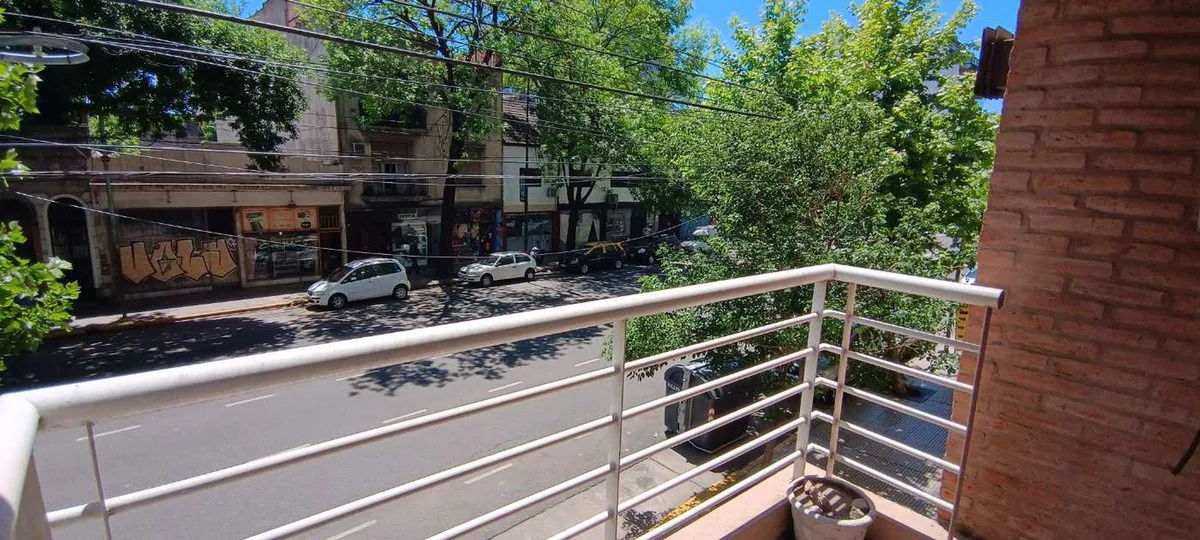 VENTA DEPTO. 3 AMBIENTES. C/BALCÓN Y PATIO. FLORES foto 5