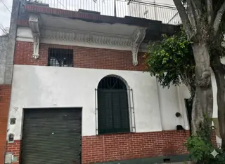 Venta Casa 4 Ambientes -A Reciclar - Con Cochera foto 2