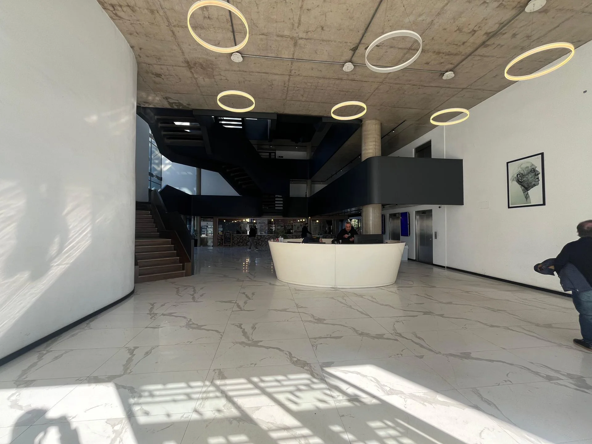 Alquiler oficina en 3er piso complejo empresarial foto 5