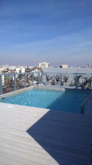AMPLIO DEPARTAMENTO DE DOS AMBIENTES CON BALCON Y COCHERA EN EDIFICIO CON AMENITIES PILETA SUM PARRILLA foto 1