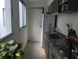 AMPLIO DEPARTAMENTO DE DOS AMBIENTES CON BALCON Y COCHERA EN EDIFICIO CON AMENITIES PILETA SUM PARRILLA foto 4