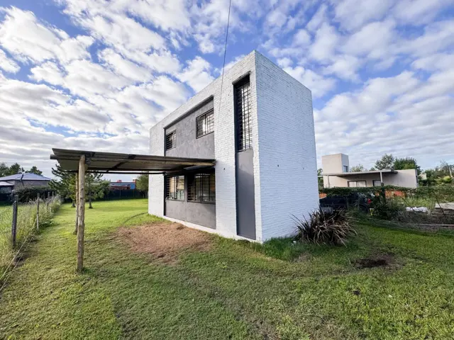 Rio Cuarto 2700 - Casa de tres dormitorios en venta en Roldan - Las Tardes