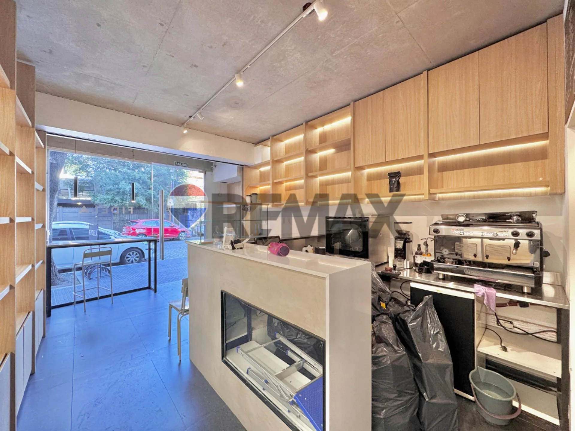 LOCAL 29M2 EN VENTA EN COLEGIALES AMOBLADO foto 2