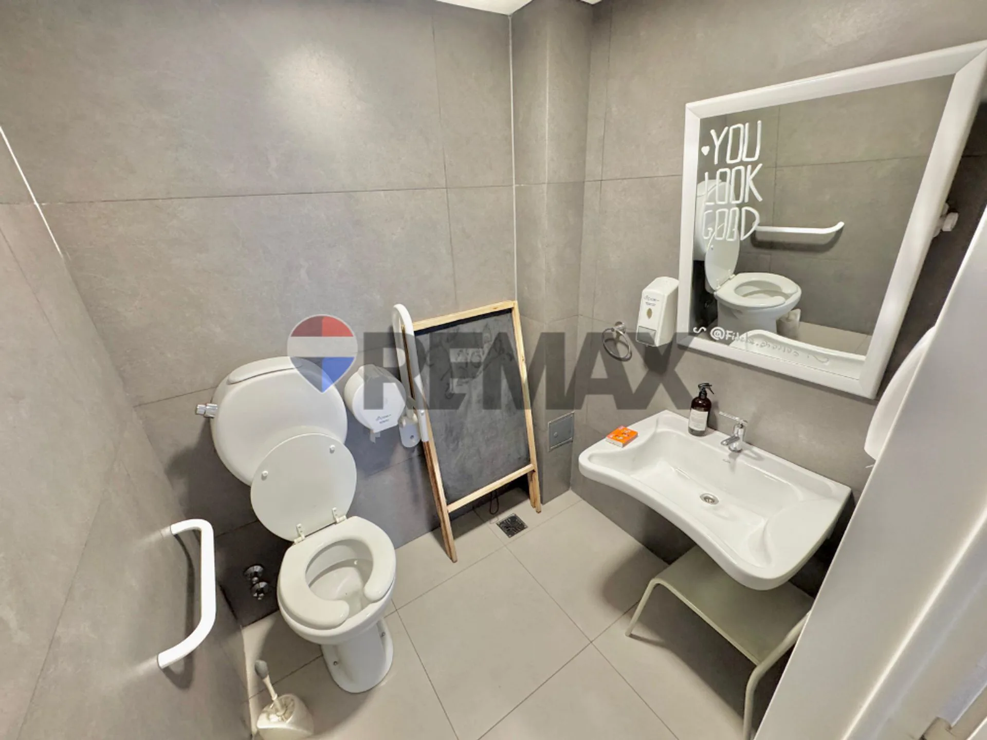LOCAL 29M2 EN VENTA EN COLEGIALES AMOBLADO foto 4
