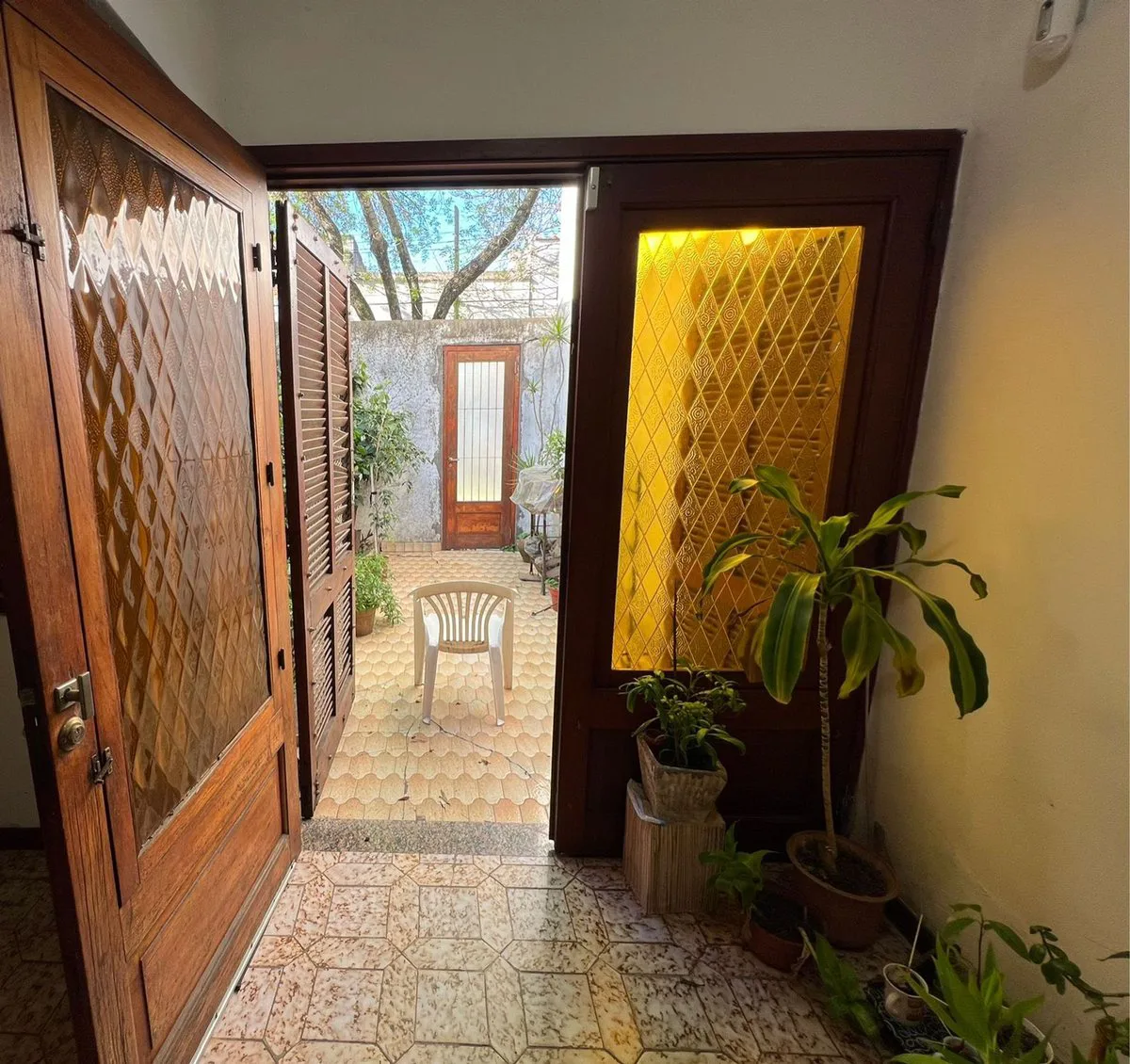 Casa 3 dormitorios en venta en La Plata c/cochera foto 2