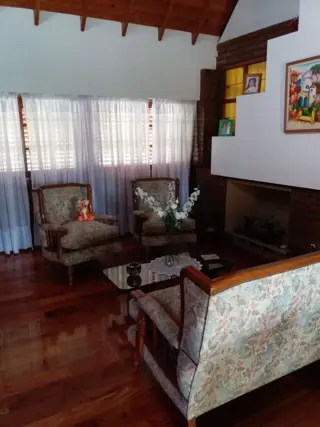 CASA 4 AMBIENTES IMPECABLE foto 2