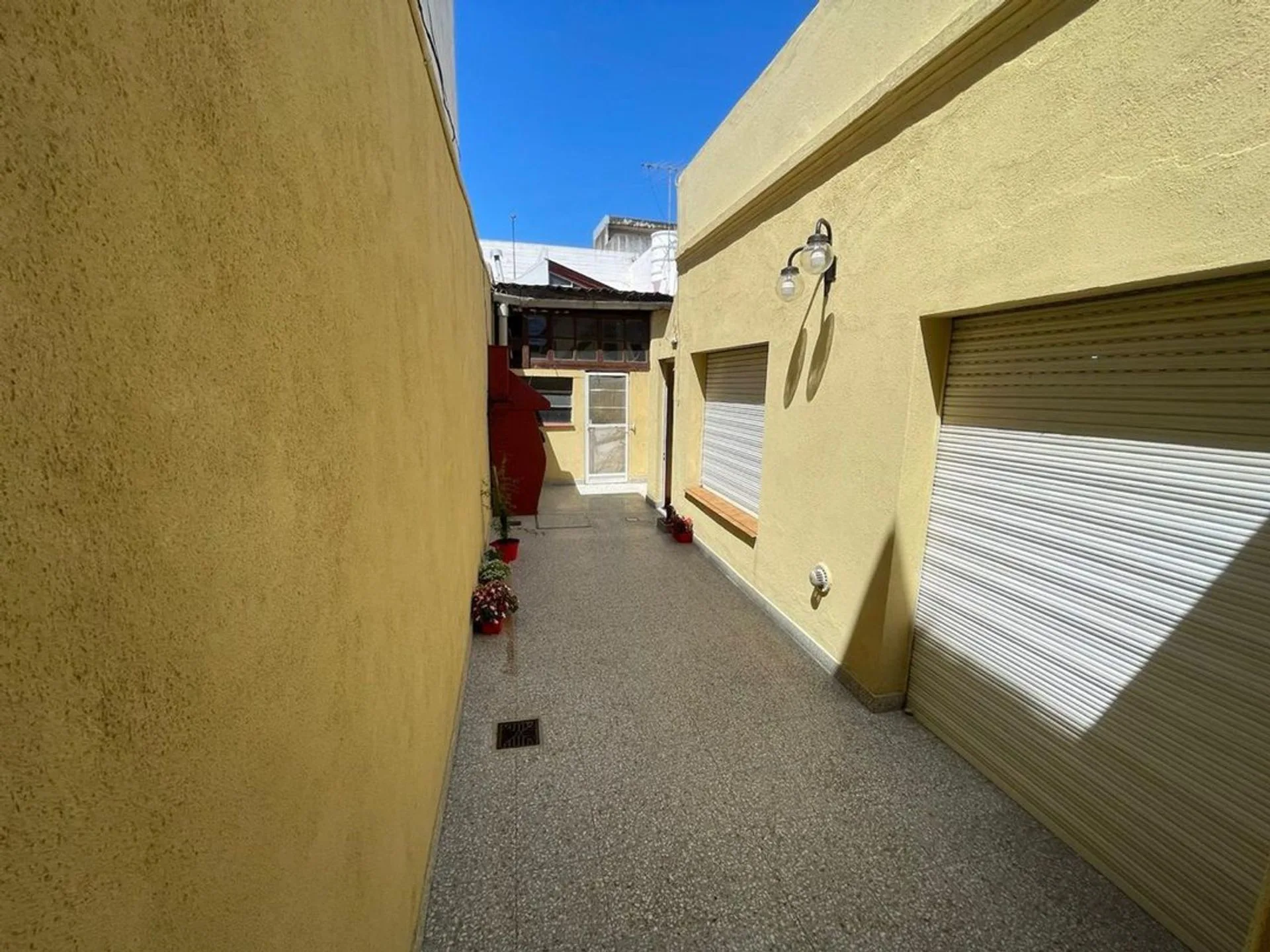 CASA VENTA 4 AMBIENTES-PATIO-COCHERA -APTO CREDITO foto 3