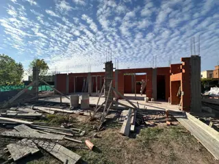 VENTA CASA 5 AMB 2 PLANTAS LOTE CENTRAL PISCINA foto 3