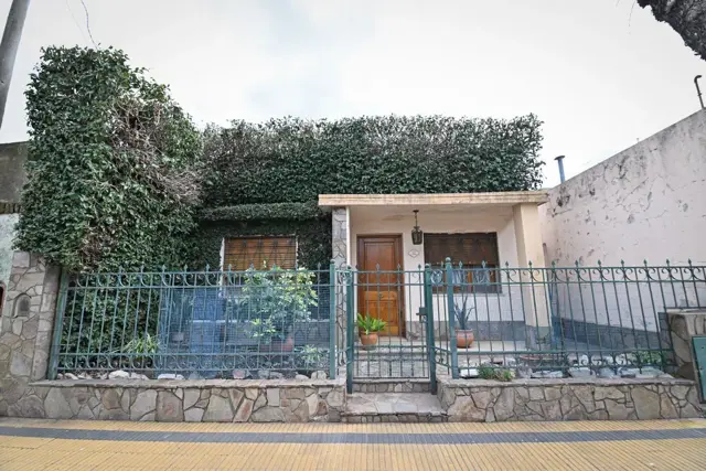 EN VENTA: CASA CÉNTRICA DE 2 DORMITORIOS