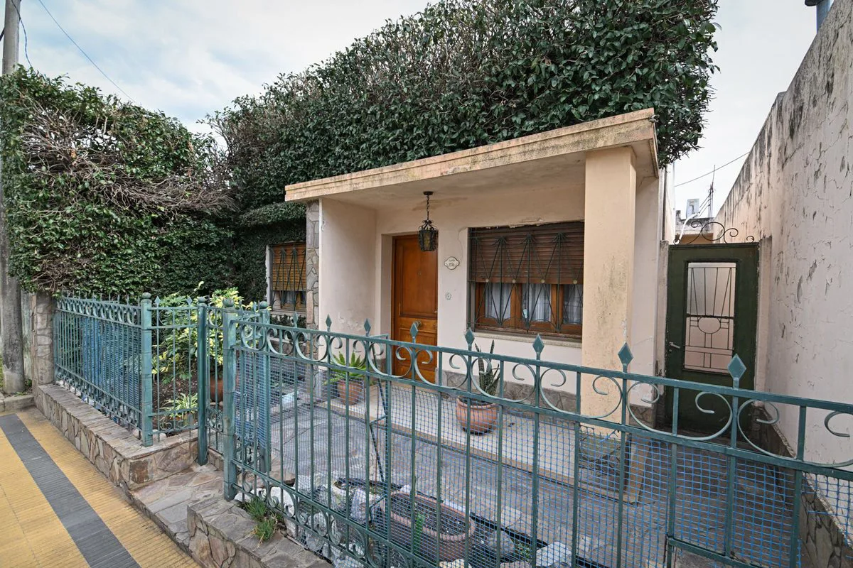 EN VENTA: CASA CÉNTRICA DE 2 DORMITORIOS foto 2