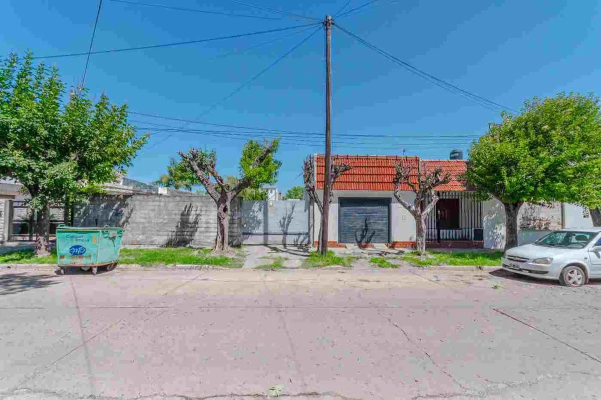 CASA, TERRENO + LOCAL EN VENTA en CAPITAN BERMUDEZ foto 2