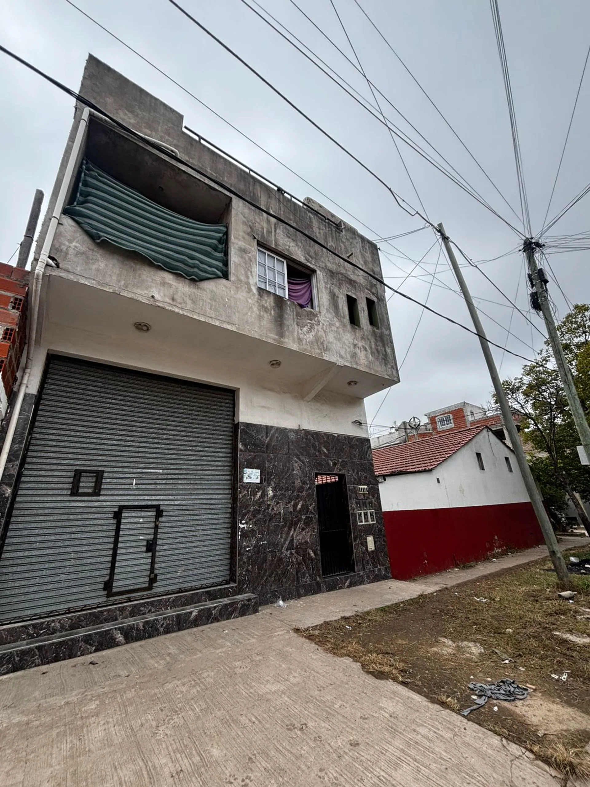 PROPIEDAD MULTIFUNCIONAL CON LOCAL AL FRENTE foto 2