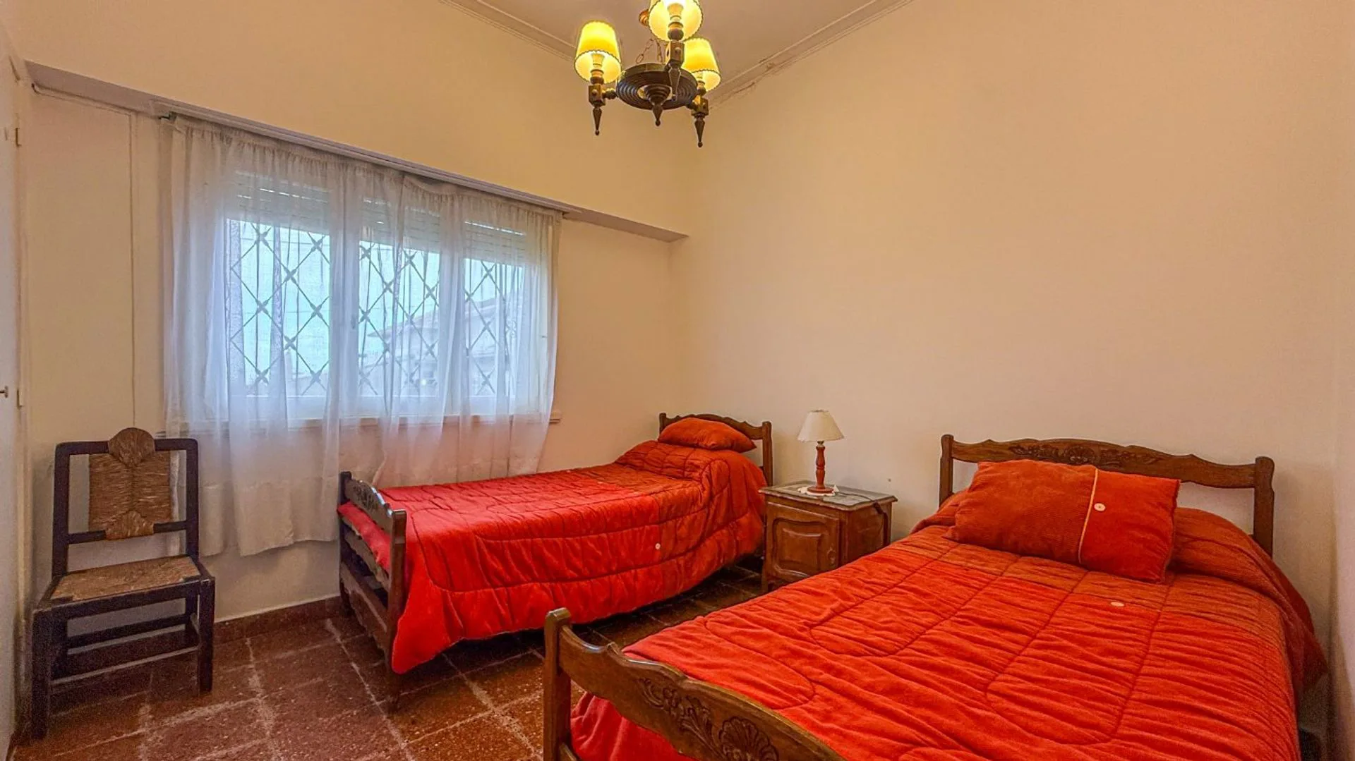 CASA DE 5 AMBIENTES CON QUINCHO PLANTA BAJA foto 4