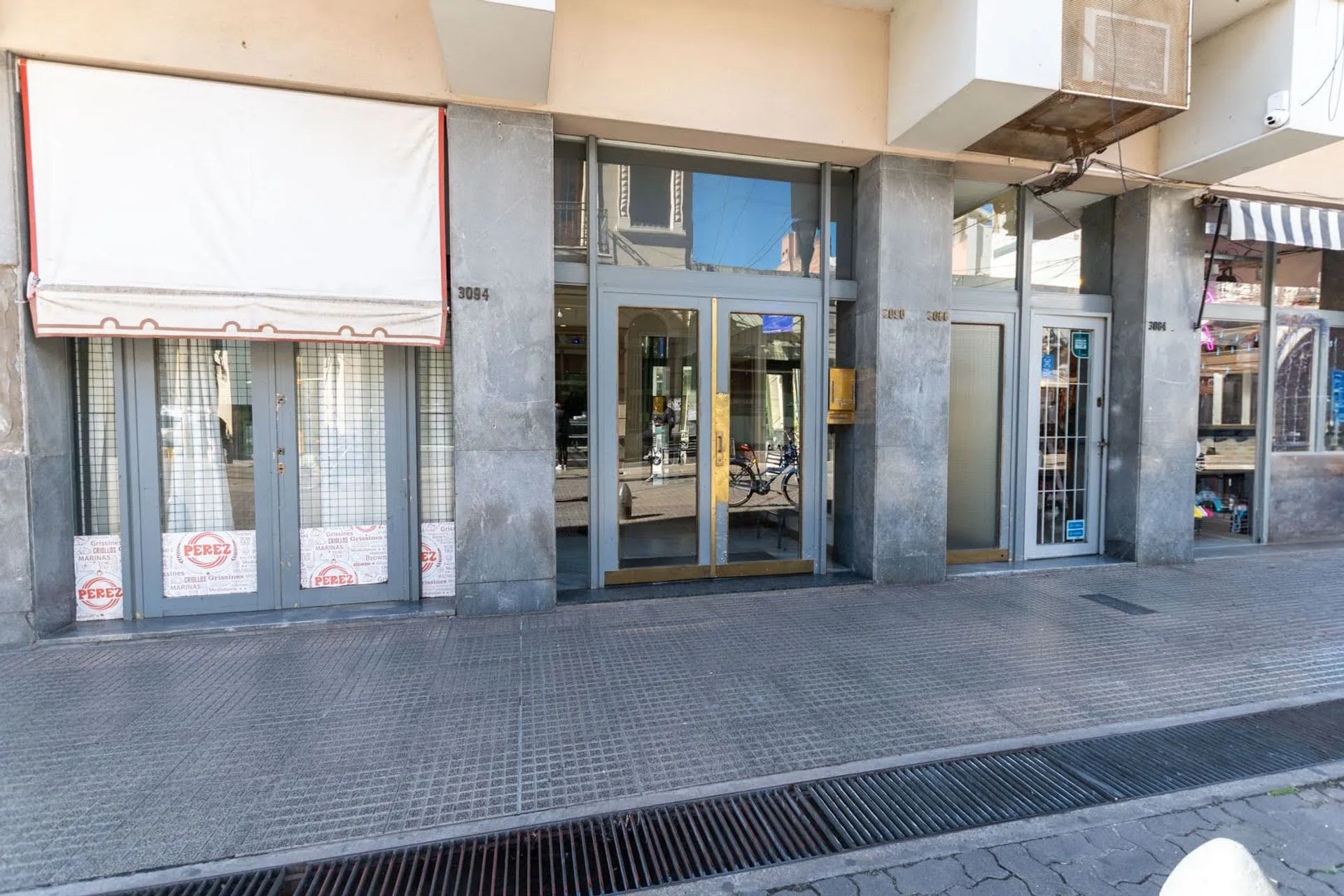 SE VENDE DPTO DE 3 DORMITORIOS SOBRE LA PEATONAL foto 2