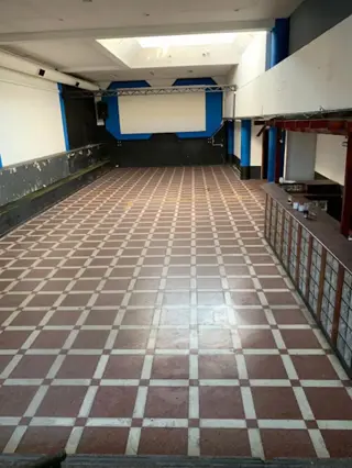 EXCELENTE LOCAL EN ALQUILER-LOMAS DE ZAMORA foto 4