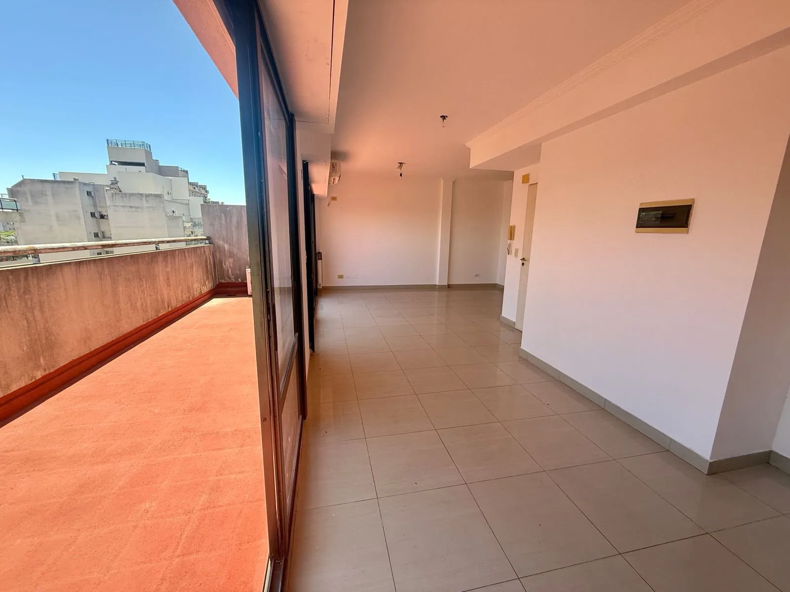 Monoambiente Divisible de 78M2 totales con balcon + terraza propia foto 3