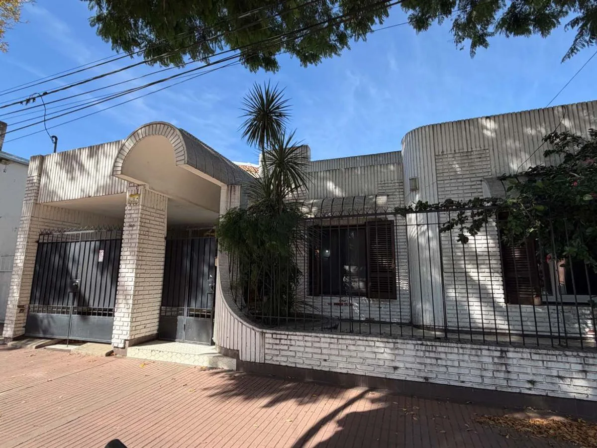CASA EN VENTA 3 DORMITORIOS CON PILETA Y QUINCHO foto 2