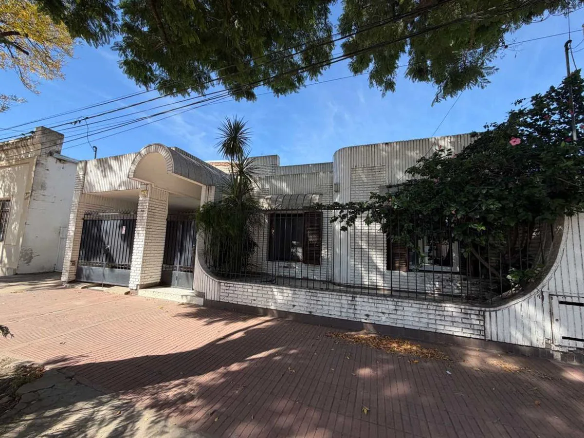 CASA EN VENTA 3 DORMITORIOS CON PILETA Y QUINCHO foto 4