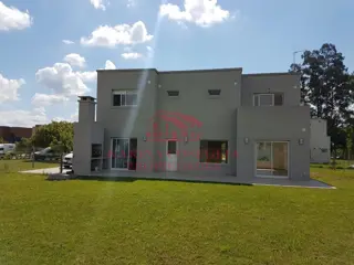 CASA 4 AMBIENTES EN VENTA .B SANTA GUADALUPE I.PILAR DEL ESTE foto 2