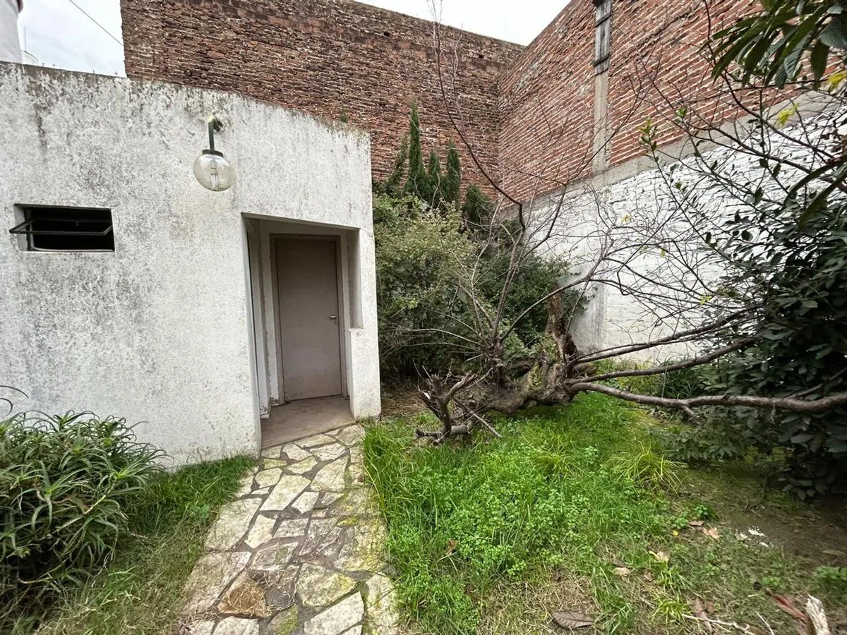 CASA DE 262 M2 EN VENTA EN LANUS A REFACCIONAR foto 4