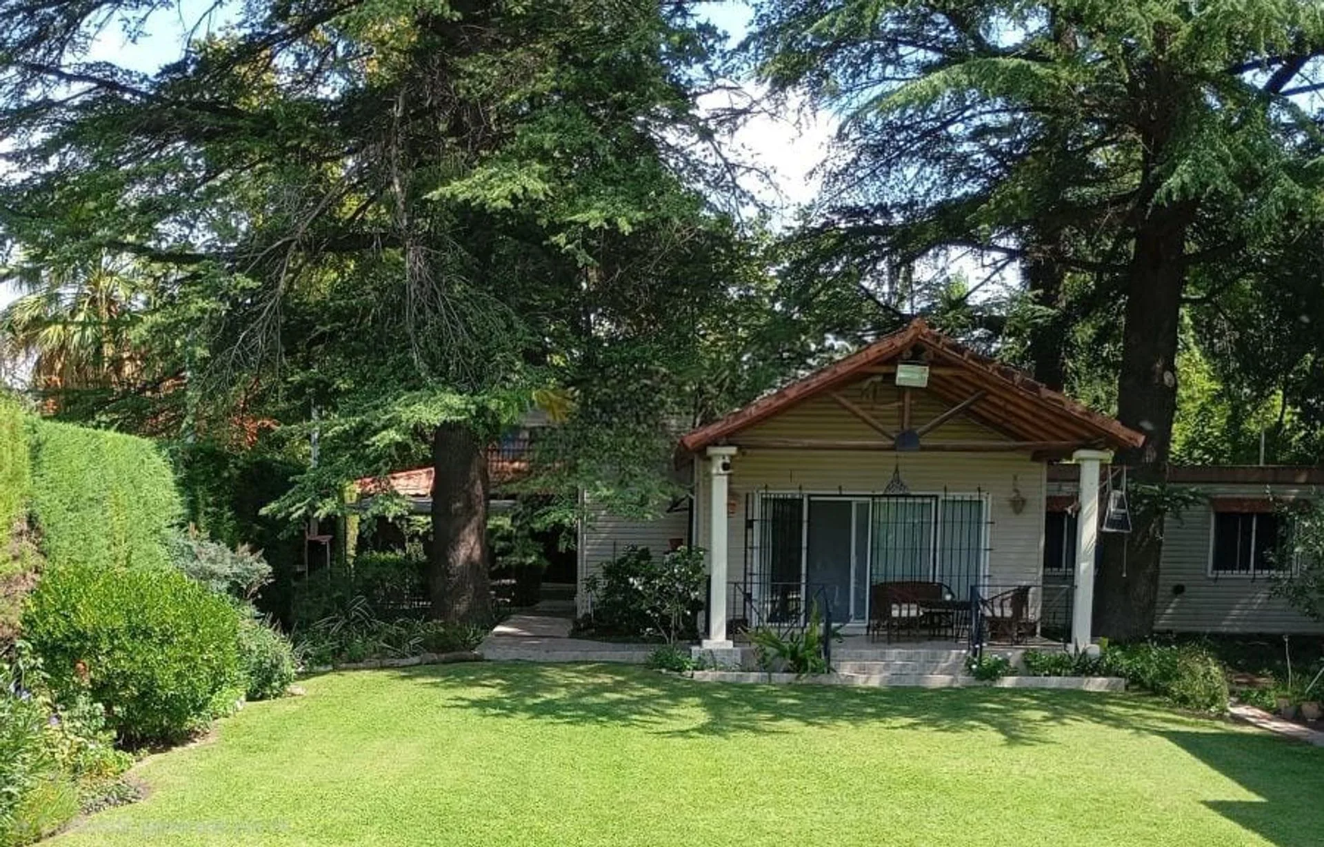 CASA CON PILETA EN ALQUILER- CHACRAS DE CORIA foto 4