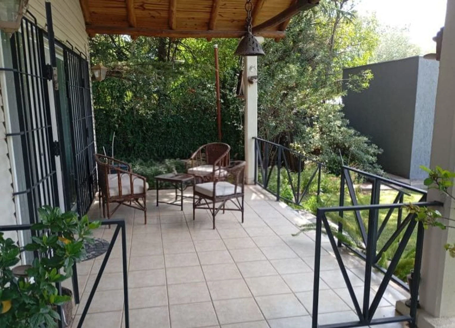 CASA CON PILETA EN ALQUILER- CHACRAS DE CORIA foto 5