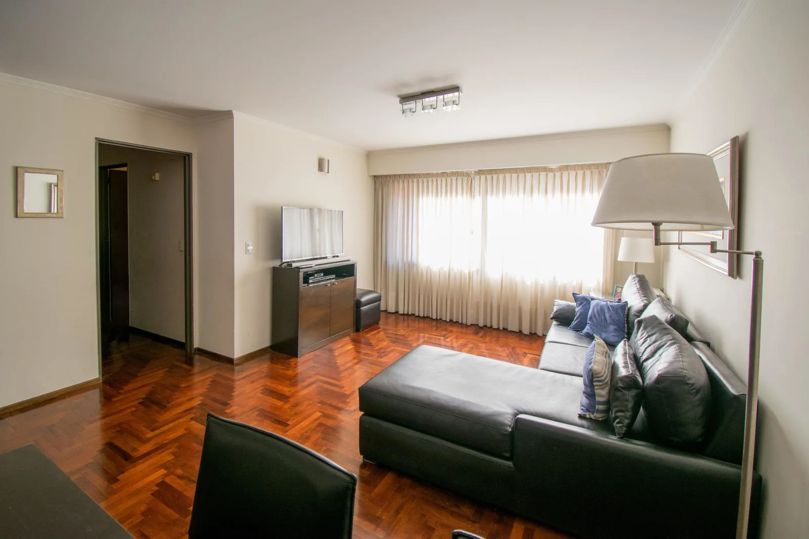 Departamento en Nueva Cordoba dos dormitorios con cochera escritura y posesion inmediata foto 3