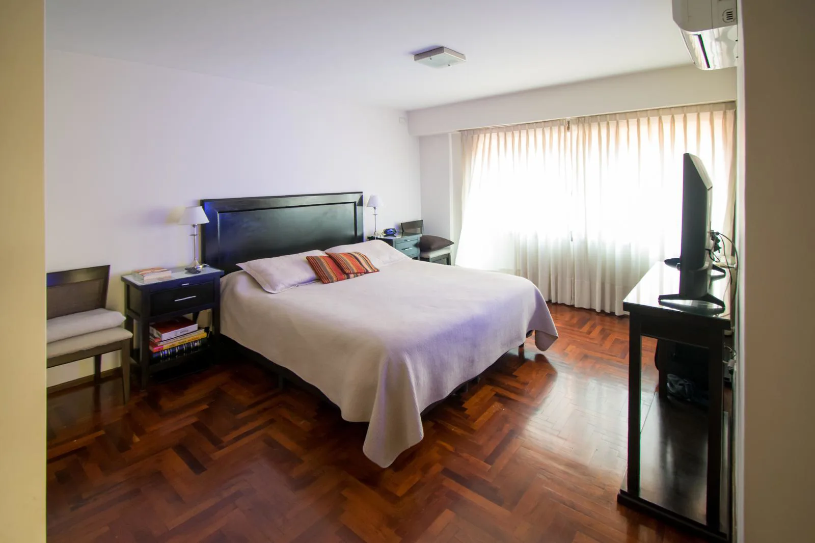 Departamento en Nueva Cordoba dos dormitorios con cochera escritura y posesion inmediata foto 5