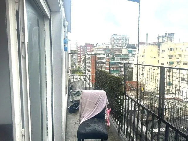 VENTA SAN CRISTOBAL AL FRENTE BALCON CORRIDO 2 DORMITORIOS CON BALCON COCINA COMEDOR LIVING LAVADERO BAÑO COMPLETO foto 2