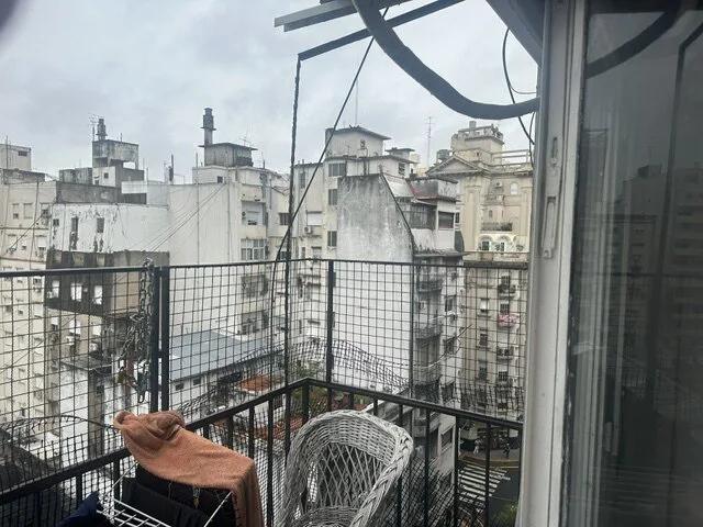 VENTA SAN CRISTOBAL AL FRENTE BALCON CORRIDO 2 DORMITORIOS CON BALCON COCINA COMEDOR LIVING LAVADERO BAÑO COMPLETO foto 3
