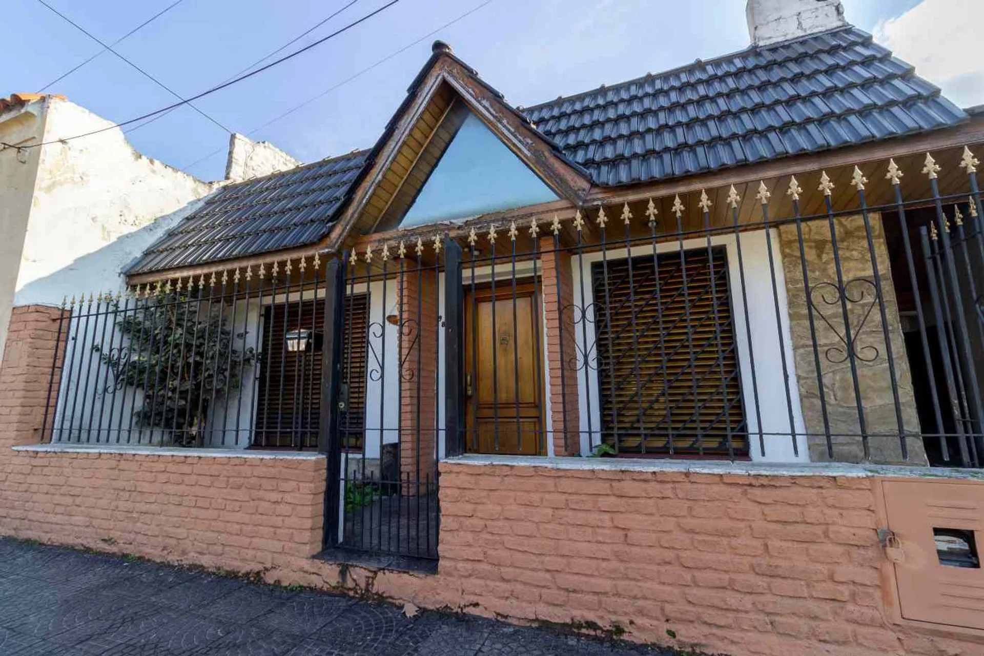 VENTA CASA 5 AMBIENTES HAEDO CON QUINCHO Y COCHERA foto 2
