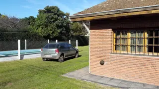 Hermosa casa construida sobre dos lotes. foto 2