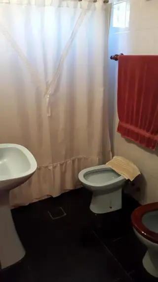 Hermosa casa construida sobre dos lotes. foto 4