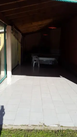 Hermosa casa construida sobre dos lotes. foto 5