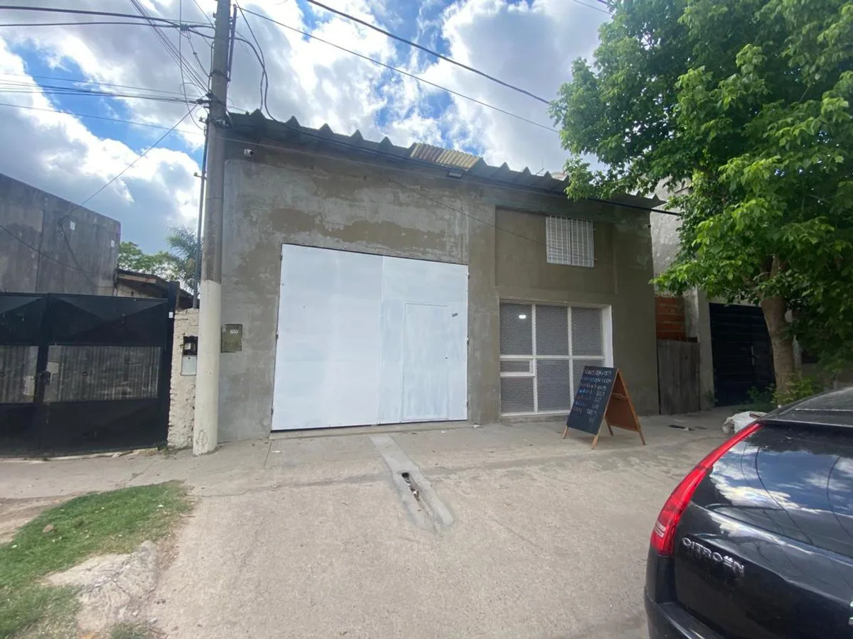 SE ALQUILA GALPON CON LOCAL COMERCIAL Y OFICINA foto 2