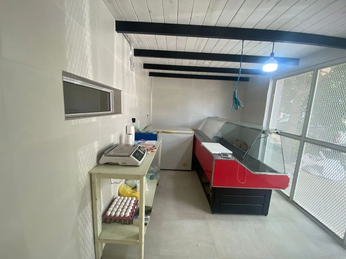 SE ALQUILA GALPON CON LOCAL COMERCIAL Y OFICINA foto 4