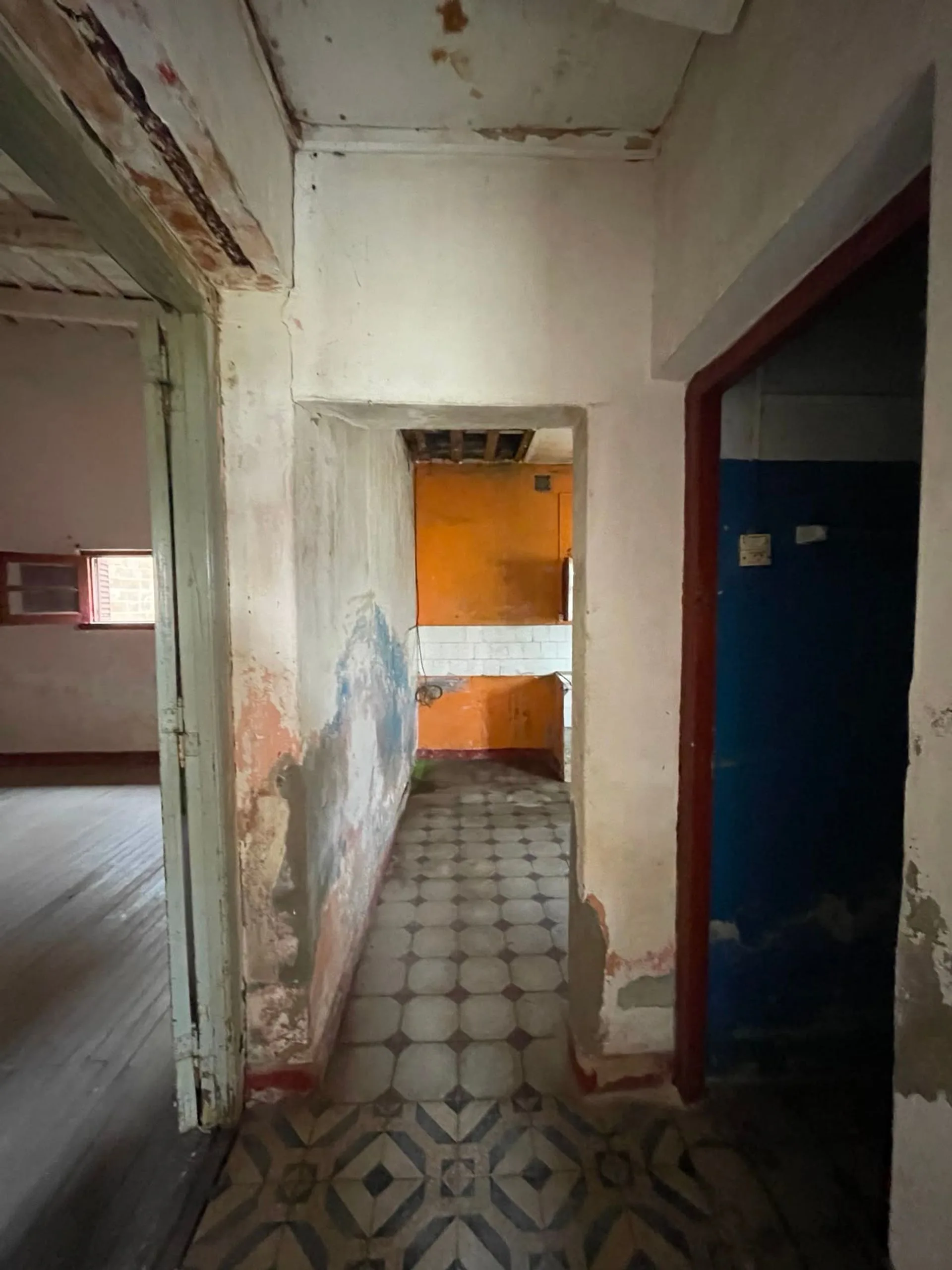 VENTA TERRENO CON PROPIEDAD A REFACCIONAR foto 5