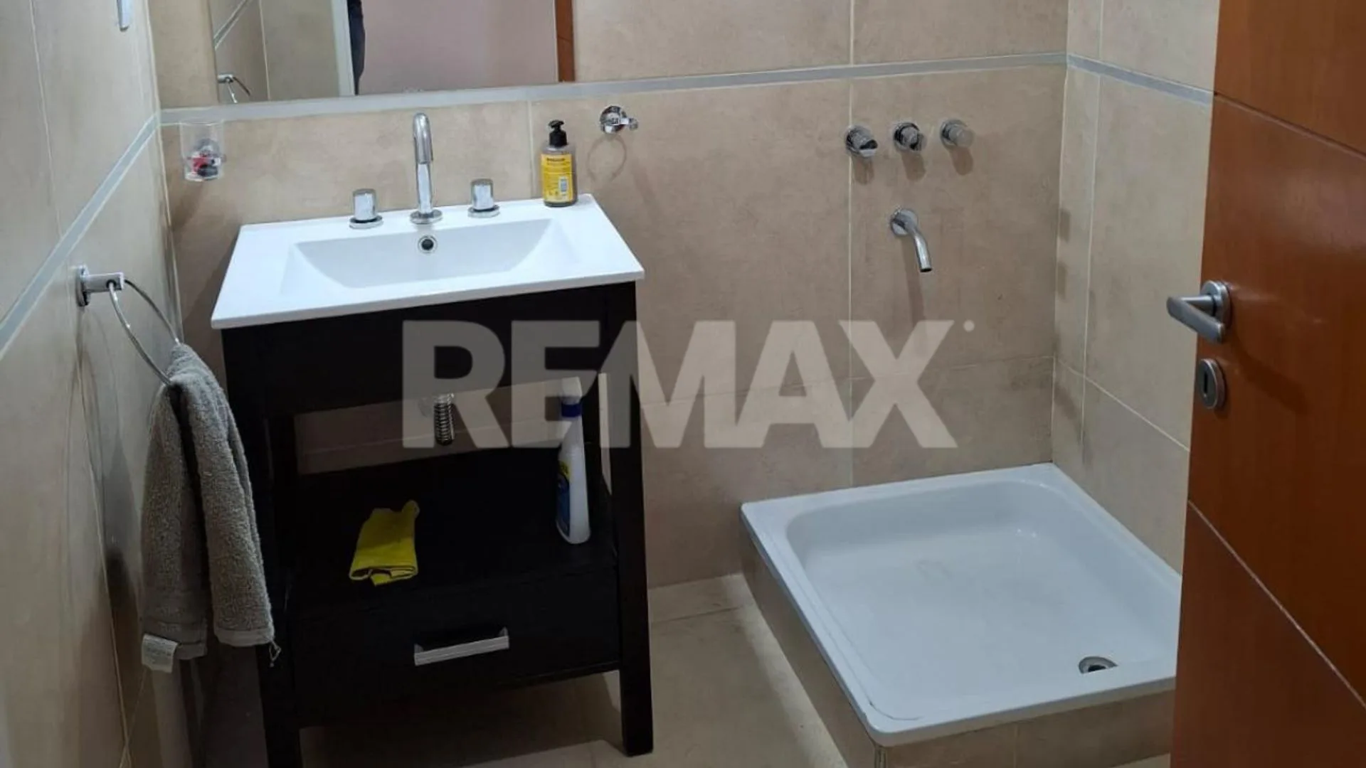 VENTA OFICINA  EN EL CENTRO DE CIPOLLETTI foto 5