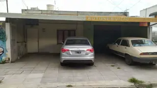LOTE DE 8.66 X 17, FRENTE 2 LOCALES, 1 ADAPTADO PARA VIVIENDA CON PATIO Y ESPACIO AEREO PARA CONSTRUIR foto 1