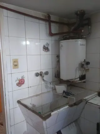 LOTE DE 8.66 X 17, FRENTE 2 LOCALES, 1 ADAPTADO PARA VIVIENDA CON PATIO Y ESPACIO AEREO PARA CONSTRUIR foto 4