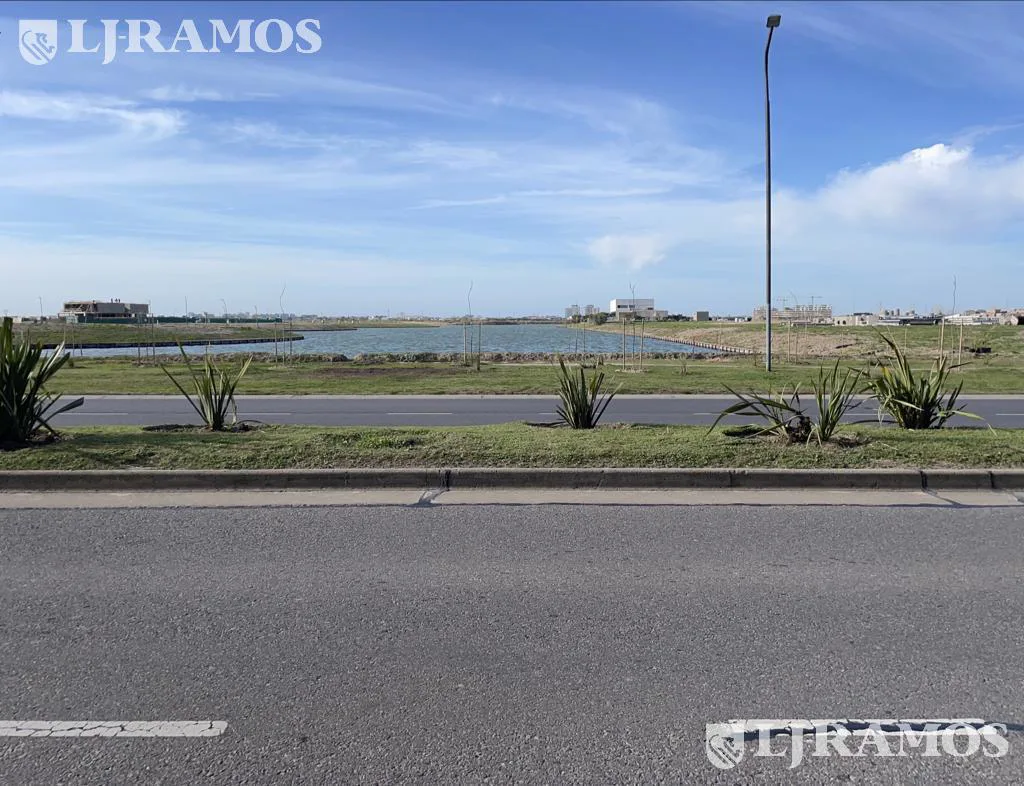 Terreno a la laguna de 959 m2 en venta en Puentes - Nordelta foto 2
