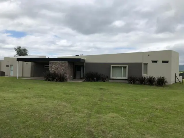 Magnifica Vivienda en Loteo Punto Claro con 2 deptos