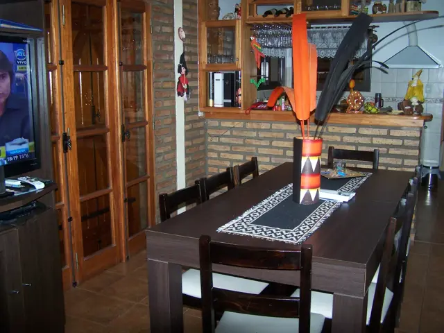 Excelente Chalet, listo para entrar, 2 dormitorios, Living-comedor con hogar a leña, cocina amplia, lavadero cubierto, quincho-cochera con deposito, a