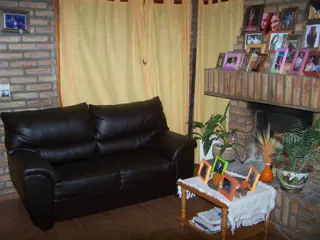Excelente Chalet, listo para entrar, 2 dormitorios, Living-comedor con hogar a leña, cocina amplia, lavadero cubierto, quincho-cochera con deposito, a foto 2