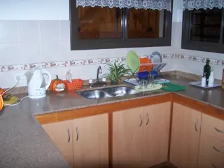 Excelente Chalet, listo para entrar, 2 dormitorios, Living-comedor con hogar a leña, cocina amplia, lavadero cubierto, quincho-cochera con deposito, a foto 3