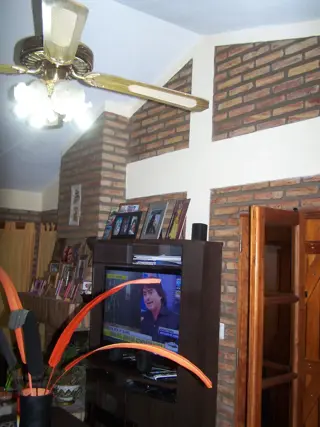 Excelente Chalet, listo para entrar, 2 dormitorios, Living-comedor con hogar a leña, cocina amplia, lavadero cubierto, quincho-cochera con deposito, a foto 4